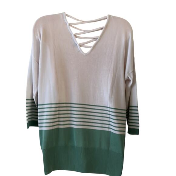 Heart N Crush White & Green Lightweight Sweater Womans Size Medium NWT - Picture 2 of 9
